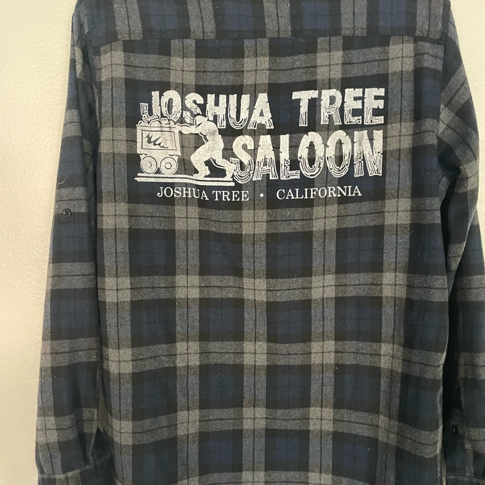 Joshua tree saloon flannel size
Medium, women’s